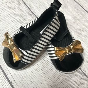 HB Black & White Crib Shoe With Gold Bow Baby Girl Size 6-12 Months